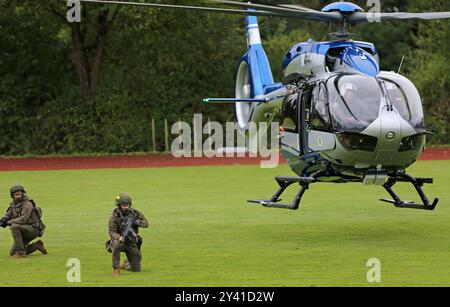 Ein Einsatztrupp des Spezialeinsatzkommandos SEK der Polizei Baden-Württemberg wird mit einem Helikopter der Polizeihubschrauberstaffel BW vom Typ Airbus Helicopters H145 D3 mit der Kennung D-HBWW, zur Darstellung einer Einsatzlage angeflogen. DAS Einsatzteam sichert am Boden zunächst die Landezone. DAS Spezialeinsatzkommando SEK der Polizei Baden-Württemberg bei einer Vorführung zum Vorgehen bei einer Einsatzlage. Göppingen Baden-Württemberg Deutschland *** Una task force del comando operazioni speciali SEK della polizia di Baden Württemberg è volata sulla scena di una situazione operativa in un Foto Stock