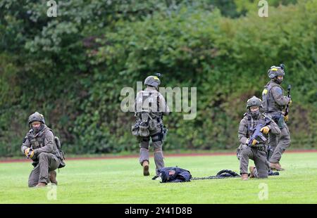 Nach dem Anlanden mit dem Polizeihelikopter sichert das Einsatzteam den Bereich am Boden. In der Mitte das Seil, mit welchem sich die Beamten aus dem Helikopter abgeseilt haben fast Roping. DAS Spezialeinsatzkommando SEK der Polizei Baden-Württemberg bei einer Vorführung zum Vorgehen bei einer Einsatzlage. Göppingen Baden-Württemberg Deutschland *** dopo l'atterraggio con l'elicottero della polizia, la squadra operativa assicura l'area al suolo nel mezzo, la corda con cui gli ufficiali sono scesi dall'elicottero quasi correndo il comando operazioni speciali SEK del Baden Württemberg Foto Stock