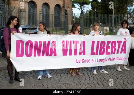 Roma, Italia. 14 settembre 2024. I manifestanti espongono lo striscione con lo slogan Woman Life Freedom durante la manifestazione di alcuni membri della comunità iraniana contro il governo iraniano in memoria della morte di Mahsa Amini a sostegno del movimento Woman Life Freedom organizzato da studenti iraniani a Roma. Mahsa Amini, arrestato a Teheran il 13 settembre 2022 dalla polizia religiosa a causa del mancato rispetto della legge sul velo obbligatorio. Morì in circostanze sospette dopo tre giorni in coma il 16 settembre 2022 all'età di 22 anni. La sua morte è diventata un simbolo delle donne Foto Stock