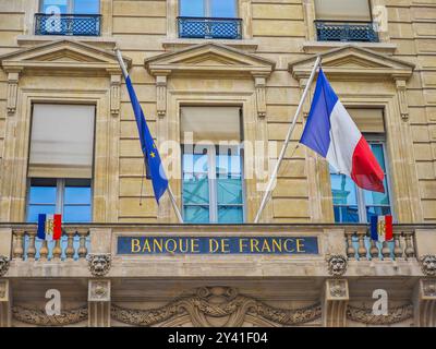 09 15 2024 - Parigi, Francia. Vista esterna della sede centrale della Banque de France a Parigi. Banca centrale francese con bandiera francese e UE Foto Stock