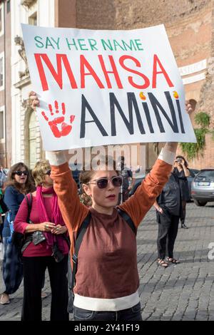 Roma, Italia. 14 settembre 2024. Un manifestante regge il segno con lo slogan "Say her name Mahsa Amini” durante la manifestazione di alcuni membri della comunità iraniana contro il governo iraniano in memoria della morte di Mahsa Amini a sostegno del movimento Woman Life Freedom organizzato da studenti iraniani a Roma. Mahsa Amini, arrestato a Teheran il 13 settembre 2022 dalla polizia religiosa a causa del mancato rispetto della legge sul velo obbligatorio. Morì in circostanze sospette dopo tre giorni in coma il 16 settembre 2022 all'età di 22 anni. La sua morte è diventata un simbolo Foto Stock