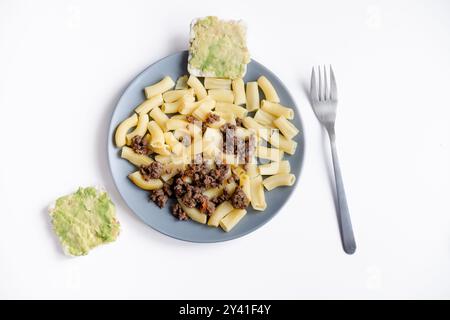 Pasta marina con manzo macinato e toast all'avocado su un piatto grigio, vista dall'alto. Piatti di carne halal Foto Stock