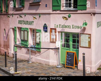 09 15 2024 - Parigi, Francia. Ristorante la Maison Rose a Montmartre. Splendido edificio architettonico in Rue de l'Abreuvoir Foto Stock