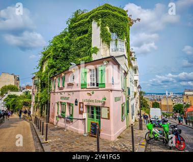 09 15 2024 - Parigi, Francia. Ristorante la Maison Rose a Montmartre. Splendido edificio architettonico in Rue de l'Abreuvoir Foto Stock