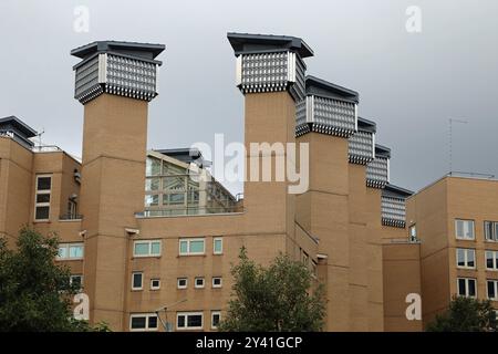 La biblioteca Frederick Lanchester della Coventry University prende il nome dal progettista della prima auto a benzina britannica Foto Stock