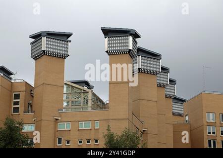 La biblioteca Frederick Lanchester della Coventry University prende il nome dal progettista della prima auto a benzina britannica Foto Stock