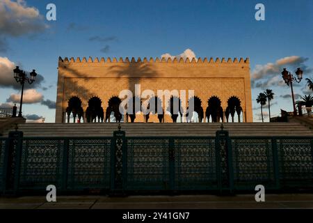 Il Mausoleo di Mohammed V e i giardini della Hassan Tower Rabat, Marocco, Nord Africa Foto Stock