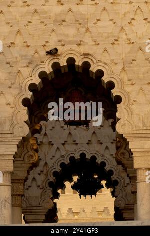 Il Mausoleo di Mohammed V e i giardini della Hassan Tower Rabat, Marocco, Nord Africa Foto Stock