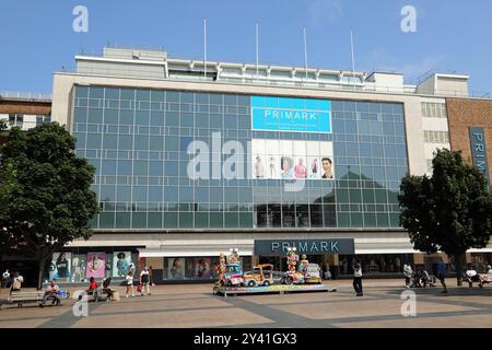 Primark nell'ex grande magazzino Owen Owen aperto nel 1954 al Broadgate di Coventry Foto Stock