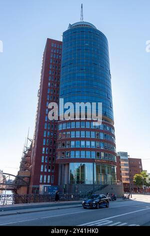 AMBURGO, GERMANIA - 12 AGOSTO 2024: Columbus Haus ad Amburgo. Moderno edificio di uffici Foto Stock