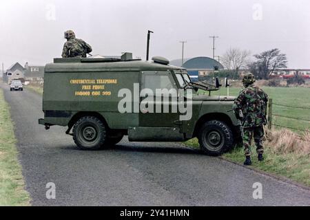 I soldati britannici usano una Land Rover corazzata per assicurarsi una strada che controlla i veicoli diretti in città prima del 20° anniversario del massacro di Bloody Sunday, 24 gennaio 1992, a Londonderry, Irlanda del Nord. Le forze di sicurezza hanno intensificato le pattuglie e le perquisizioni nella zona per prevenire la violenza in vista del ricordo. Foto Stock