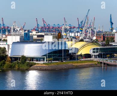 AMBURGO, GERMANIA - 12 AGOSTO 2024: Teatro del porto di Amburgo e teatro dell'Elba Foto Stock