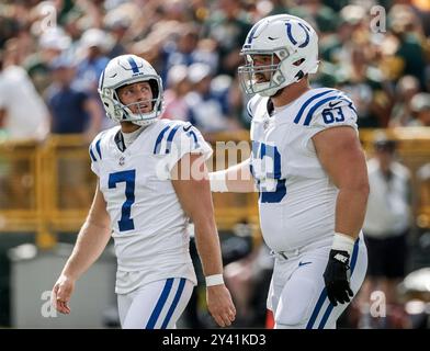 Green Bay, Stati Uniti. 15 settembre 2024. Il kicker degli Indianapolis Colts Place Matt Gay (L) esce dal campo con il centro degli Indianapolis Colts Danny Pinter (R) dopo aver perso un Field goal nel secondo tempo della partita NFL tra gli Indianapolis Colts e i Green Bay Packers al Lambeau Field di Green Bay, WI, domenica 15 settembre 2024. I Packers sconfissero i Colts 16-10. Foto di Tannen Maury/UPI. Crediti: UPI/Alamy Live News Foto Stock