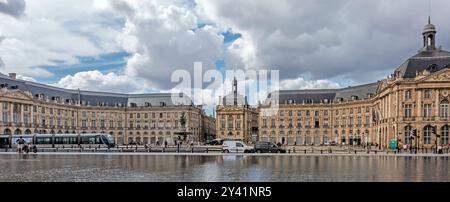 Place de la Bourse con l'hotel e il Palais de la Bourse a Bordeaux, Francia. Foto Stock