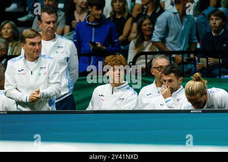 Bologna, Italia. 15 settembre 2024. Attualmente numero 1 del mondo ATP in singolare Jannik Sinner partecipa alle partite della sua squadra nazionale dalla panchina delle finali di Coppa Davis 2024 a Bologna tra Italia e Paesi Bassi all'Unipol Arena il 15 settembre 2024 a Bologna. Crediti: Massimiliano Donati/Alamy Live News Foto Stock