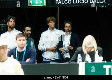 Bologna, Italia. 15 settembre 2024. Attualmente numero 1 del mondo ATP in singolare Jannik Sinner partecipa alle partite della sua squadra nazionale dalla panchina delle finali di Coppa Davis 2024 a Bologna tra Italia e Paesi Bassi all'Unipol Arena il 15 settembre 2024 a Bologna. Crediti: Massimiliano Donati/Alamy Live News Foto Stock