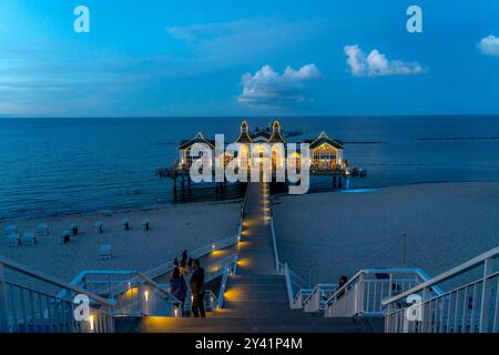 Die Seebrücke von Sellin, Abendstimmung, Sonnenuntergang, lingua di 394 metri, ristorante mit, Schiffsanleger, Insel Rügen, Meclemburgo-Vorpommern, Deutschland Seebrücke Sellin *** il molo di Sellin, atmosfera serale, tramonto, lungo 394 metri, con ristorante, molo, isola di Rügen, Meclemburgo-Vorpommern, molo tedesco Sellin Foto Stock