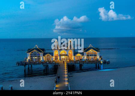 Die Seebrücke von Sellin, Abendstimmung, Sonnenuntergang, lingua di 394 metri, ristorante mit, Schiffsanleger, Insel Rügen, Meclemburgo-Vorpommern, Deutschland Seebrücke Sellin *** il molo di Sellin, atmosfera serale, tramonto, lungo 394 metri, con ristorante, molo, isola di Rügen, Meclemburgo-Vorpommern, molo tedesco Sellin Foto Stock