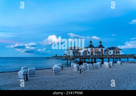 Die Seebrücke von Sellin, Abendstimmung, Sonnenuntergang, lingua di 394 metri, ristorante mit, Schiffsanleger, Strandkörbe, Insel Rügen, Meclemburgo-Vorpommern, Deutschland Seebrücke Sellin *** il molo di Sellin, atmosfera serale, tramonto, lungo 394 metri, con ristorante, molo, sedie a sdraio, isola di Rügen, Meclemburgo-Vorpommern, molo tedesco Sellin Foto Stock