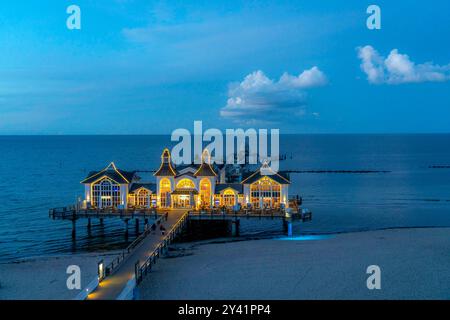 Die Seebrücke von Sellin, Abendstimmung, Sonnenuntergang, lingua di 394 metri, ristorante mit, Schiffsanleger, Insel Rügen, Meclemburgo-Vorpommern, Deutschland Seebrücke Sellin *** il molo di Sellin, atmosfera serale, tramonto, lungo 394 metri, con ristorante, molo, isola di Rügen, Meclemburgo-Vorpommern, molo tedesco Sellin Foto Stock