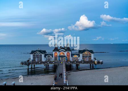 Die Seebrücke von Sellin, Abendstimmung, Sonnenuntergang, lingua di 394 metri, ristorante mit, Schiffsanleger, Strandkörbe, Insel Rügen, Meclemburgo-Vorpommern, Deutschland Seebrücke Sellin *** il molo di Sellin, atmosfera serale, tramonto, lungo 394 metri, con ristorante, molo, sedie a sdraio, isola di Rügen, Meclemburgo-Vorpommern, molo tedesco Sellin Foto Stock