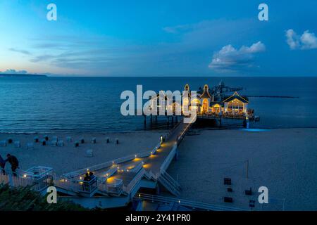 Die Seebrücke von Sellin, Abendstimmung, Sonnenuntergang, lingua di 394 metri, ristorante mit, Schiffsanleger, Insel Rügen, Meclemburgo-Vorpommern, Deutschland Seebrücke Sellin *** il molo di Sellin, atmosfera serale, tramonto, lungo 394 metri, con ristorante, molo, isola di Rügen, Meclemburgo-Vorpommern, molo tedesco Sellin Foto Stock