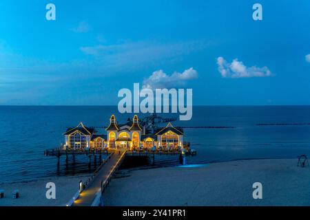 Die Seebrücke von Sellin, Abendstimmung, Sonnenuntergang, lingua di 394 metri, ristorante mit, Schiffsanleger, Insel Rügen, Meclemburgo-Vorpommern, Deutschland Seebrücke Sellin *** il molo di Sellin, atmosfera serale, tramonto, lungo 394 metri, con ristorante, molo, isola di Rügen, Meclemburgo-Vorpommern, molo tedesco Sellin Foto Stock