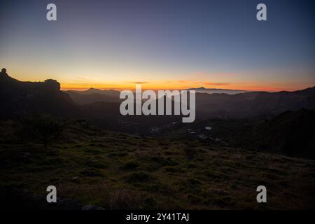 Vista sulle montagne e sul paesaggio, tramonto al parco Roque Nublo sull'isola di Gran Canaria, Spagna Foto Stock