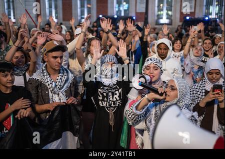 Madrid, Spagna. 15 settembre 2024. Persone che urlano durante una protesta a sostegno del popolo palestinese. La gente si è riunita a Puerta del Sol e ha eseguito una deposizione per simulare le morti palestinesi e chiedere la fine degli attacchi di Israele alla Striscia di Gaza. Crediti: Marcos del Mazo/Alamy Live News Foto Stock