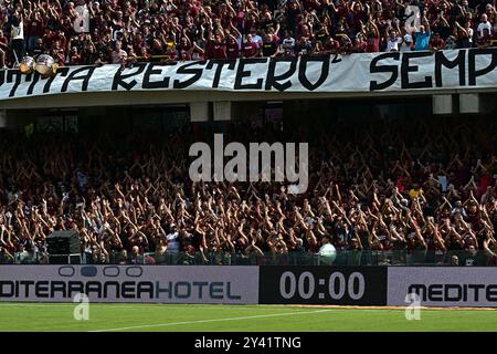 Salerno, Italia. 15 settembre 2024. Tifosi della Salernitana americana durante la partita di serie B tra US Salernitana e Pisa SC allo Stadio Arechi di Salerno, il 15 settembre 2024. Crediti: Nicola Ianuale/Alamy Live News Foto Stock