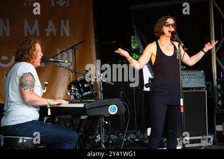 O'HOOLEY & TIDOW, CONCERTO, GREEN MAN FESTIVAL 2014: Belinda o'Hooley al pianoforte e o'Hooley e Heidi Tidow cantano di Tidow dal vivo sul Walled Garden Stage al Green Man Festival 2014 al Glanusk Park, Brecon, Galles, agosto 2014. Foto: Rob Watkins. INFO: O'Hooley & Tidow sono un duo folk inglese noto per le loro armonie emotive e i testi politicamente carichi. Combinando melodie guidate dal pianoforte con una narrazione potente, la loro musica affronta i problemi sociali e le narrazioni personali, guadagnandosi il plauso per la sua profondità, l'arguzia e la sincerità. Foto Stock