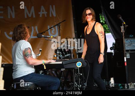 O'HOOLEY & TIDOW, CONCERTO, GREEN MAN FESTIVAL 2014: Belinda o'Hooley al pianoforte e o'Hooley e Heidi Tidow cantano di Tidow dal vivo sul Walled Garden Stage al Green Man Festival 2014 al Glanusk Park, Brecon, Galles, agosto 2014. Foto: Rob Watkins. INFO: O'Hooley & Tidow sono un duo folk inglese noto per le loro armonie emotive e i testi politicamente carichi. Combinando melodie guidate dal pianoforte con una narrazione potente, la loro musica affronta i problemi sociali e le narrazioni personali, guadagnandosi il plauso per la sua profondità, l'arguzia e la sincerità. Foto Stock