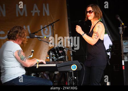 O'HOOLEY & TIDOW, CONCERTO, GREEN MAN FESTIVAL 2014: Belinda o'Hooley al pianoforte e o'Hooley e Heidi Tidow cantano di Tidow dal vivo sul Walled Garden Stage al Green Man Festival 2014 al Glanusk Park, Brecon, Galles, agosto 2014. Foto: Rob Watkins. INFO: O'Hooley & Tidow sono un duo folk inglese noto per le loro armonie emotive e i testi politicamente carichi. Combinando melodie guidate dal pianoforte con una narrazione potente, la loro musica affronta i problemi sociali e le narrazioni personali, guadagnandosi il plauso per la sua profondità, l'arguzia e la sincerità. Foto Stock