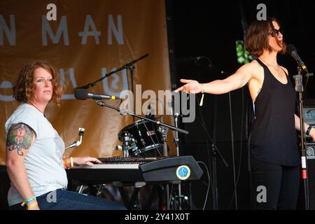 O'HOOLEY & TIDOW, CONCERTO, GREEN MAN FESTIVAL 2014: Belinda o'Hooley al pianoforte e o'Hooley e Heidi Tidow cantano di Tidow dal vivo sul Walled Garden Stage al Green Man Festival 2014 al Glanusk Park, Brecon, Galles, agosto 2014. Foto: Rob Watkins. INFO: O'Hooley & Tidow sono un duo folk inglese noto per le loro armonie emotive e i testi politicamente carichi. Combinando melodie guidate dal pianoforte con una narrazione potente, la loro musica affronta i problemi sociali e le narrazioni personali, guadagnandosi il plauso per la sua profondità, l'arguzia e la sincerità. Foto Stock