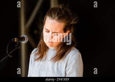 ALICE BOMAN, CONCERTO, GREEN MAN FESTIVAL 2014: Alice Boman suona dal vivo sul Walled Garden Stage al Green Man Festival 2014 al Glanusk Park, Brecon, Galles, agosto 2014. Foto: Rob Watkins. INFO: Alice Boman è una cantautrice svedese nota per il suo suono intimo ed etereo. La sua musica presenta delicate voci e arrangiamenti minimalisti, spesso esplorando temi di amore e desiderio. Con melodie inquietanti, Boman crea un'atmosfera rifrangente e onirica che risuona profondamente con gli ascoltatori. Foto Stock