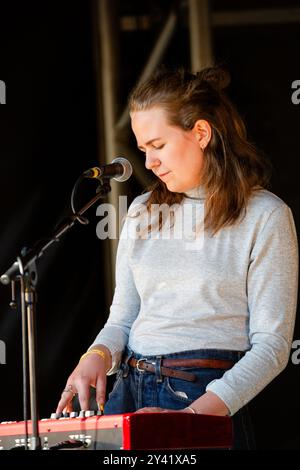 ALICE BOMAN, CONCERTO, GREEN MAN FESTIVAL 2014: Alice Boman suona dal vivo sul Walled Garden Stage al Green Man Festival 2014 al Glanusk Park, Brecon, Galles, agosto 2014. Foto: Rob Watkins. INFO: Alice Boman è una cantautrice svedese nota per il suo suono intimo ed etereo. La sua musica presenta delicate voci e arrangiamenti minimalisti, spesso esplorando temi di amore e desiderio. Con melodie inquietanti, Boman crea un'atmosfera rifrangente e onirica che risuona profondamente con gli ascoltatori. Foto Stock