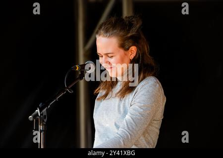 ALICE BOMAN, CONCERTO, GREEN MAN FESTIVAL 2014: Alice Boman suona dal vivo sul Walled Garden Stage al Green Man Festival 2014 al Glanusk Park, Brecon, Galles, agosto 2014. Foto: Rob Watkins. INFO: Alice Boman è una cantautrice svedese nota per il suo suono intimo ed etereo. La sua musica presenta delicate voci e arrangiamenti minimalisti, spesso esplorando temi di amore e desiderio. Con melodie inquietanti, Boman crea un'atmosfera rifrangente e onirica che risuona profondamente con gli ascoltatori. Foto Stock