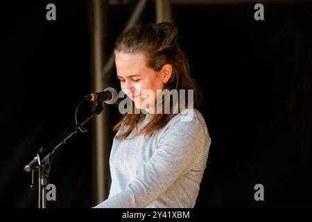 ALICE BOMAN, CONCERTO, GREEN MAN FESTIVAL 2014: Alice Boman suona dal vivo sul Walled Garden Stage al Green Man Festival 2014 al Glanusk Park, Brecon, Galles, agosto 2014. Foto: Rob Watkins. INFO: Alice Boman è una cantautrice svedese nota per il suo suono intimo ed etereo. La sua musica presenta delicate voci e arrangiamenti minimalisti, spesso esplorando temi di amore e desiderio. Con melodie inquietanti, Boman crea un'atmosfera rifrangente e onirica che risuona profondamente con gli ascoltatori. Foto Stock