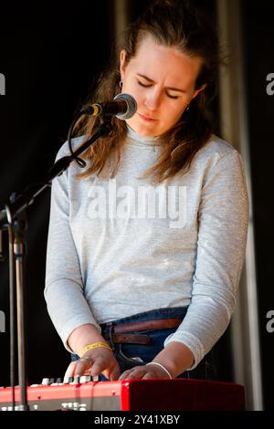 ALICE BOMAN, CONCERTO, GREEN MAN FESTIVAL 2014: Alice Boman suona dal vivo sul Walled Garden Stage al Green Man Festival 2014 al Glanusk Park, Brecon, Galles, agosto 2014. Foto: Rob Watkins. INFO: Alice Boman è una cantautrice svedese nota per il suo suono intimo ed etereo. La sua musica presenta delicate voci e arrangiamenti minimalisti, spesso esplorando temi di amore e desiderio. Con melodie inquietanti, Boman crea un'atmosfera rifrangente e onirica che risuona profondamente con gli ascoltatori. Foto Stock