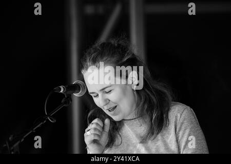 ALICE BOMAN, CONCERTO, GREEN MAN FESTIVAL 2014: Alice Boman suona dal vivo sul Walled Garden Stage al Green Man Festival 2014 al Glanusk Park, Brecon, Galles, agosto 2014. Foto: Rob Watkins. INFO: Alice Boman è una cantautrice svedese nota per il suo suono intimo ed etereo. La sua musica presenta delicate voci e arrangiamenti minimalisti, spesso esplorando temi di amore e desiderio. Con melodie inquietanti, Boman crea un'atmosfera rifrangente e onirica che risuona profondamente con gli ascoltatori. Foto Stock