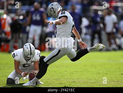 Baltimora, Maryland, domenica 15 settembre 2024. Baltimora, Stati Uniti. 15 settembre 2024. Il kicker dei Las Vegas Raiders, Daniel Carlson (2), calciò un Field goal da 32 yard che fu il punteggio decisivo contro i Baltimore Ravens durante il secondo tempo di una partita all'M&T Bank Stadium di Baltimora, Maryland, domenica 15 settembre 2024. Las Vegas ha vinto 26-23. Foto di David Tulis/UPI credito: UPI/Alamy Live News credito: UPI/Alamy Live News Foto Stock