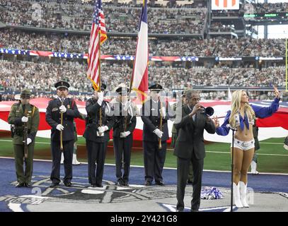 Irving, Stati Uniti. 15 settembre 2024. Il trombettista Freddie Jones esegue l'inno nazionale durante una gara della National Football League all'AT&T Stadium domenica 15 settembre 2024 a Irving, Texas. (Foto di Peter G. Forest/Sipa USA) credito: SIPA USA/Alamy Live News Foto Stock