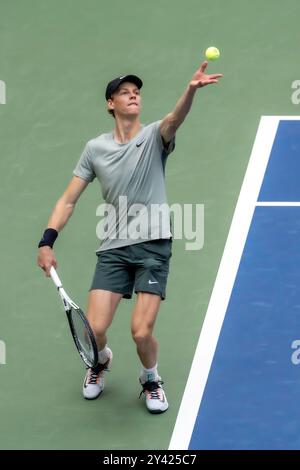 Jannik Sinner (ITA) gareggia nelle finali di singolare maschile agli US Open di tennis del 2024. Foto Stock