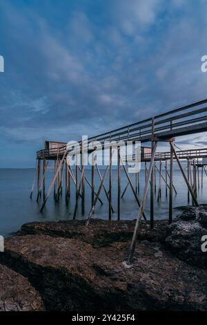 Paesaggi al tramonto sulla costa di Saint-palais-sur-mer, con carreleti tradizionali lungo il mare a Charente-Maritime, Francia Foto Stock