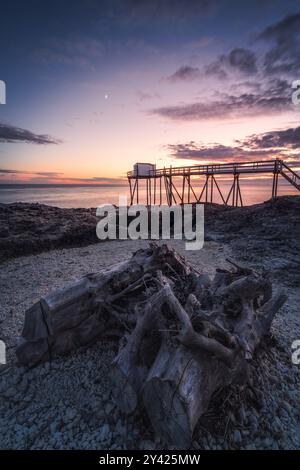 Paesaggi al tramonto sulla costa di Saint-palais-sur-mer, con carreleti tradizionali lungo il mare a Charente-Maritime, Francia Foto Stock