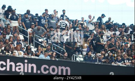 Irving, Stati Uniti. 15 settembre 2024. Un grande contingente di tifosi dei New Orleans Saints guarda le attività durante una gara della National Football League all'AT&T Stadium domenica 15 settembre 2024 a Irving, Texas. (Foto di Peter G. Forest/Sipa USA) credito: SIPA USA/Alamy Live News Foto Stock