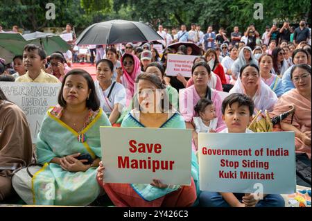 Nuova Delhi, India. 15 settembre 2024. Un gruppo di donne e bambini Meetei (un gruppo etnico originario di Manipur) protestarono con un cartello contro la violenza nel Nagaland durante una manifestazione a Jantar Mantar, nuova Delhi, India. Il Comitato di coordinamento Meetei (DMCC) e il Comitato di coordinamento per l'integrità di Manipur (COCOMI), con il sostegno dell'Alleanza Meitei e della Federazione globale di Manipur (GMF), hanno organizzato una protesta contro il bombardamento aereo di civili all'interno dello stato indiano di Manipur da parte del popolo Kuki (gruppo etnico di Manipur). Credito: SOPA Images Limited/Alamy Live News Foto Stock