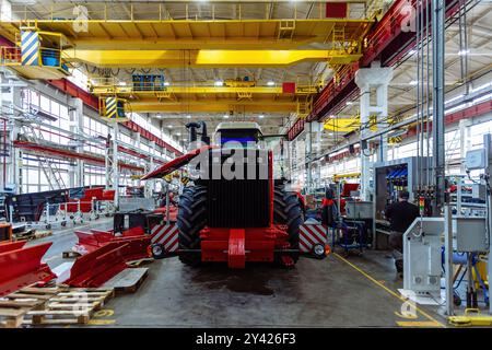 Processo di montaggio dei trattori agricoli in officina industriale. Foto Stock