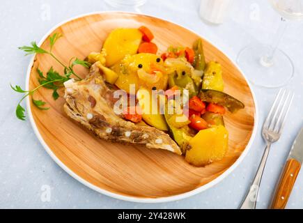Porzione fresca di costolette guarnite con verdure Foto Stock