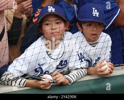 Atlanta, Stati Uniti. 15 settembre 2024. I tifosi aspettano gli autografi prima della partita tra i Los Angeles Dodgers e gli Atlanta Braves al Truist Park domenica 15 settembre 2024 ad Atlanta, Georgia. Foto di Mike Zarrilli/UPI credito: UPI/Alamy Live News Foto Stock